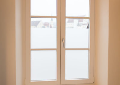 Fensterfolierung mit Glasdekorfolie im Bad Mietwohnung