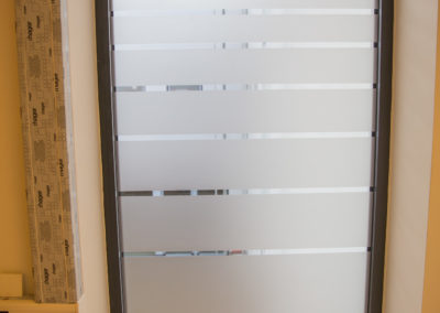 Fensterfolierung Glasdekorfolie mit Streifen Wasserburg