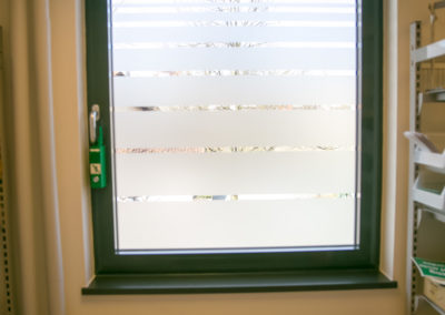 Fensterfolierung Glasdekorfolie mit Streifen Wasserburg