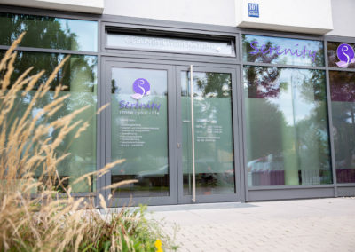 Beschriftung Schaufenster Schaufensterbeschriftung Glasdekorfolie Sichtschutzfolie Zahnarztpraxis Beer Serenity München Brei Werbetechnik Wasserburg