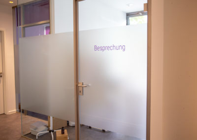 Beschriftung Glasdekorfolie Sichtschutzfolie Zahnarztpraxis Beer München Brei Werbetechnik Wasserburg