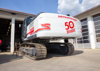 Beschriftung Jubiläumsbagger Zosseder Eiselfing