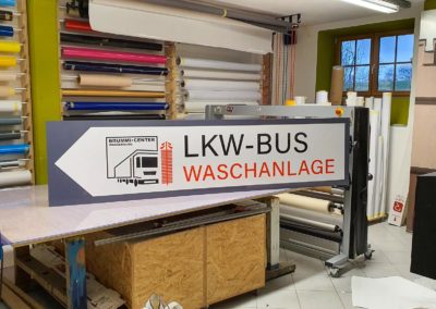 Schild Wegweiser Brummi-Center Wasserburg