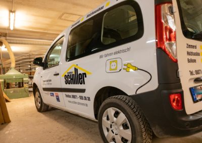 Autobeschriftung e-Auto Zimmerei Schiller Soyen