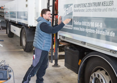Fahrzeugbeschriftung LKW Hain System-Bauteile