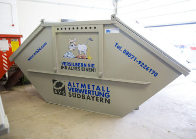 Beschriftung Container Altmetallverwertung Südbayern AVS Wasserburg