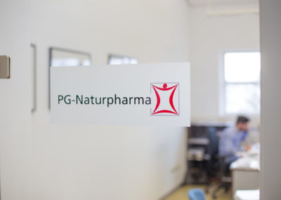 Türbeschriftung PG Naturpharma Edling