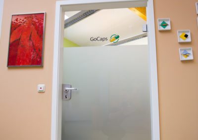 Glasdekorfolie und Logo GoCaps Edling