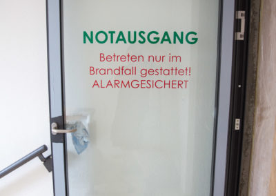 Beschriftung Notausgang Huber Wirt Kellerberg Wasserburg