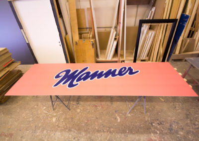 Beschriftung Acrylglas weiß Manner